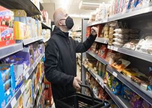 Un hombre comprando en un supermercado de Barcelona.